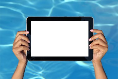 kadın el tablet bilgisayar havuzda tutarak