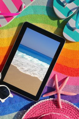 plaj havlusu yaz aksesuarları ile tablet  