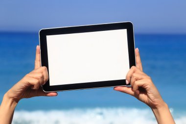 kadın el tablet bilgisayar sahilde tutarak