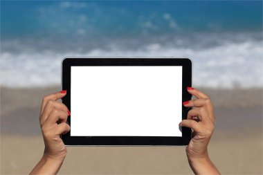 kadın el tablet bilgisayar sahilde tutarak