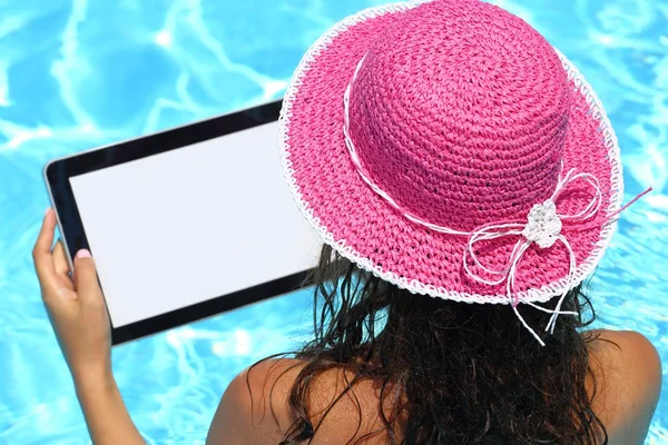 Mulher segurando tablet computador na piscina — Fotografia de Stock