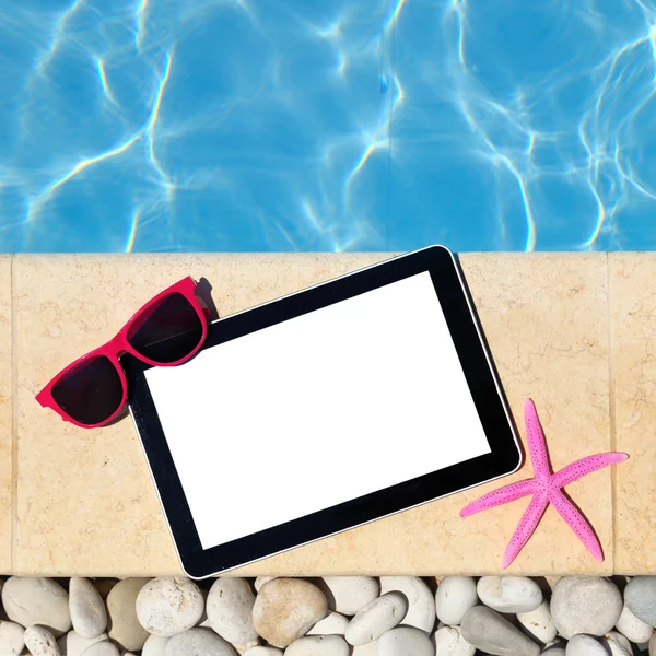 Modelo de comprimido à beira da piscina com óculos de sol e estrelas do mar — Fotografia de Stock