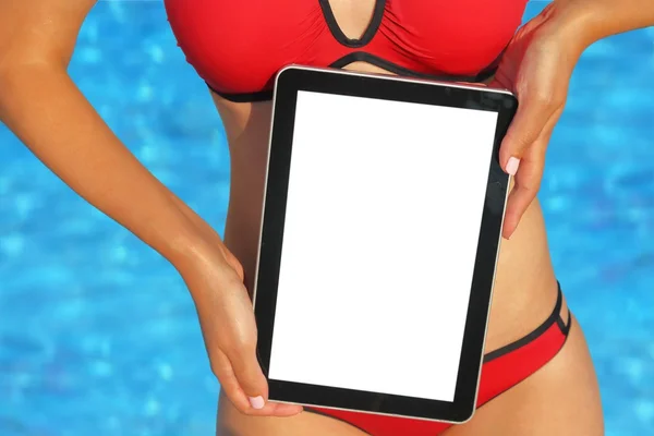 Kobieta trzyma komputera typu tablet w basenie — Zdjęcie stockowe