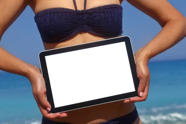 Femme tenant tablette ordinateur sur la plage — Photo