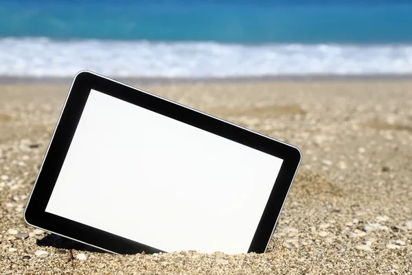 Komputer typu Tablet na plaży — Zdjęcie stockowe