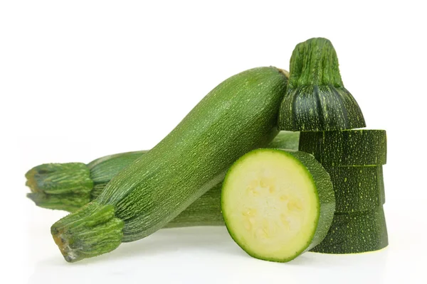 흰색 배경에 고립 된 신선한 녹색 zucchinis — 스톡 사진