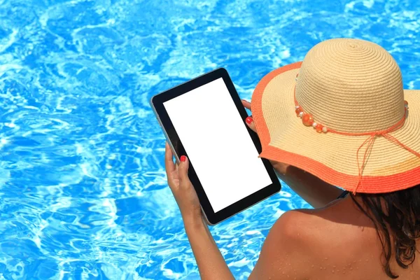 Mulher segurando tablet computador na piscina — Fotografia de Stock