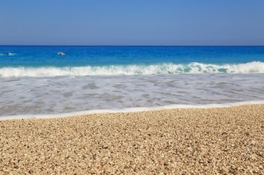 Sandy plaj portre ile dalga ve mavi deniz 
