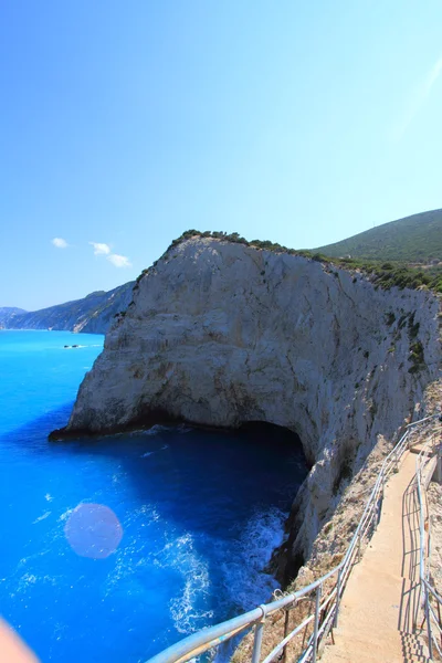 Cliff s modrým mořem lefkada, porto katsiki — Stock fotografie