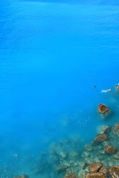 Blue deep water background with wet rocks — Stock Photo, Image