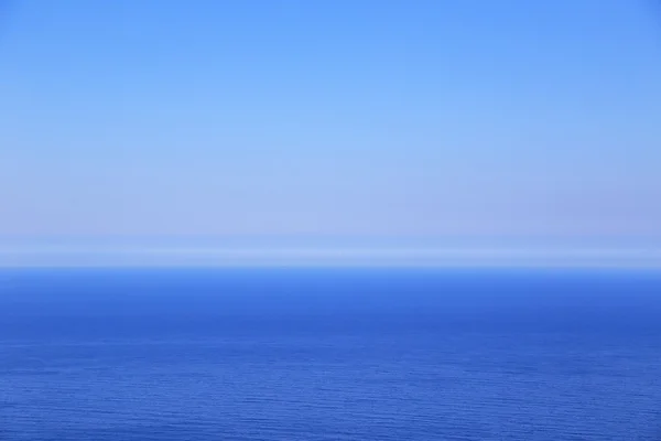 Niebieskim tle horyzont morze i niebo — Zdjęcie stockowe