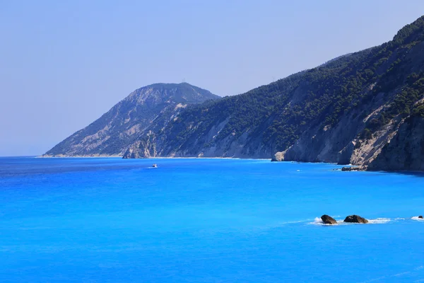 Горы и синее море Лефкада — стоковое фото