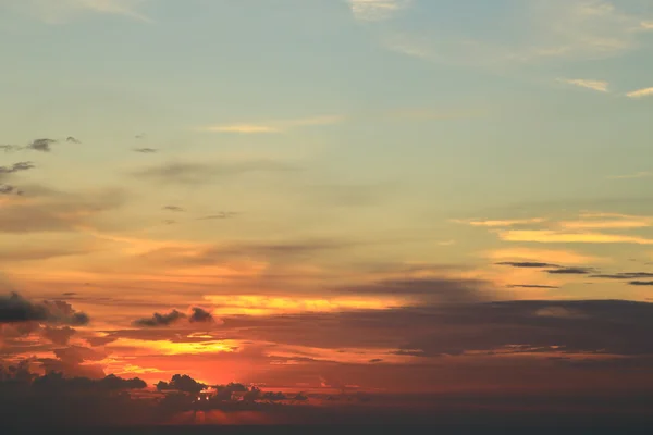 구름과 푸른 하늘 뒤에 오렌지 선셋 — 스톡 사진