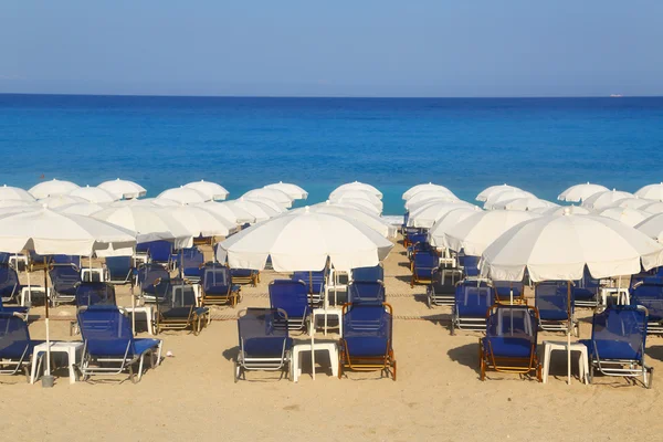 Spiaggia di sabbia con ombrelloni bianchi e lettini Kathisma Lefkada — Foto Stock