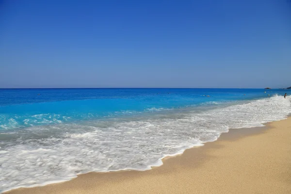 Sandy kust met blauwe lucht en water — Stockfoto