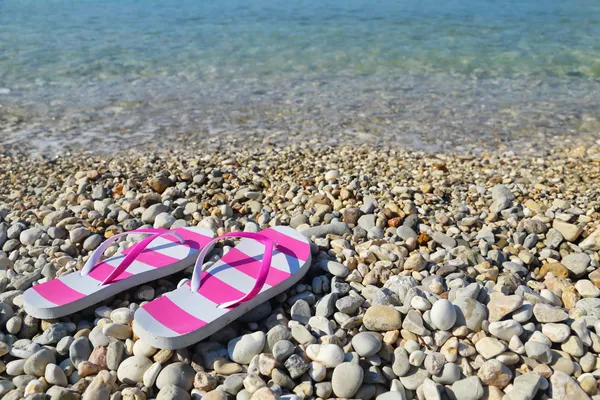 Klapki japonki na plaży żwirowej zbliżenie vassiliki lefkada — Zdjęcie stockowe