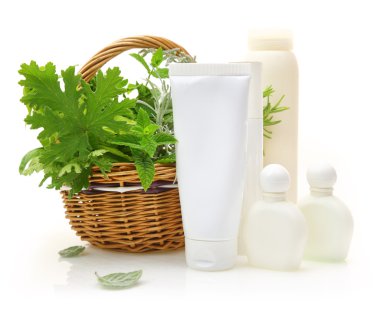 hasır sepet ve kozmetik ambalaj taze otlar