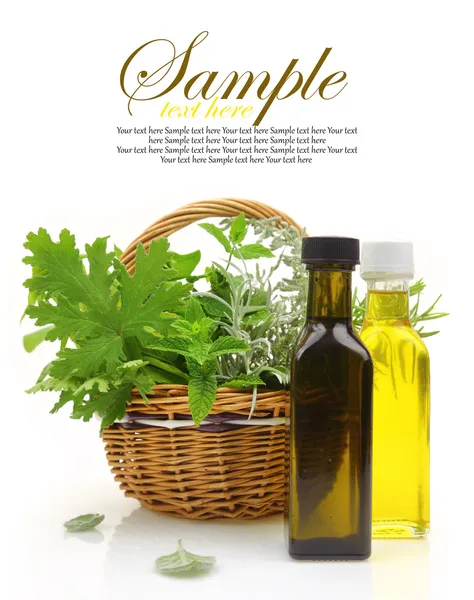 Ervas frescas em cesta de vime, óleos essenciais e essências à base de plantas — Fotografia de Stock