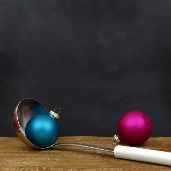 Bolas de Navidad y cuchara de servir sobre fondo negro con espacio de copia — Foto de Stock