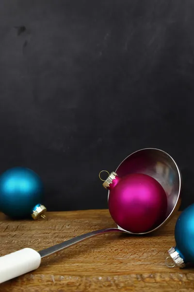 Bolas de Navidad y cuchara de servir sobre fondo negro con espacio de copia — Foto de Stock