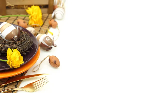 Decoración Pascua Con Huevos Marrones Sobre Fondo Blanco — Foto de Stock