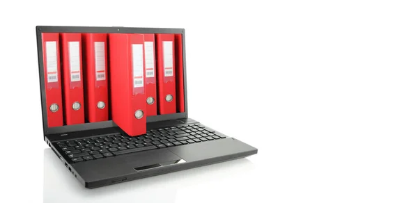 白色底座上装有红环活页夹的笔记本电脑 — 图库照片