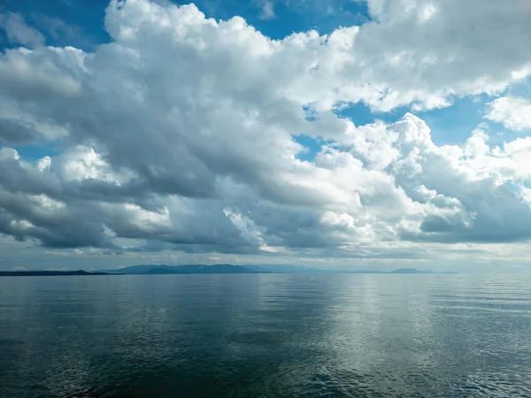 Голубые Морские Воды Голубое Небо Горизонтом Облаков — стоковое фото