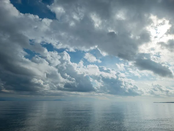 Błękitne Wody Morskie Błękitne Niebo Horyzontem Chmur — Zdjęcie stockowe