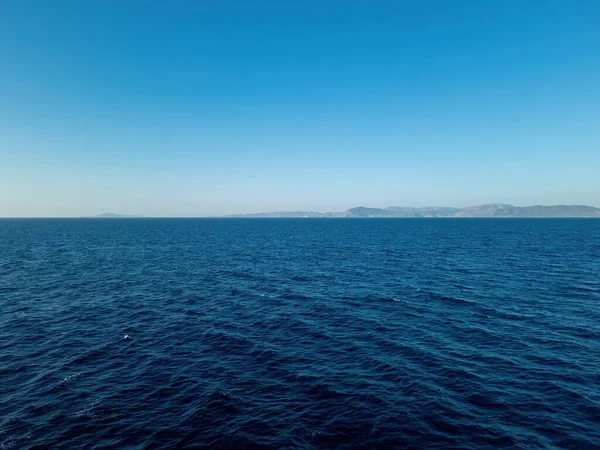 Sea Dark Blue Ripple Water Meets Clear Blue Sky Background — Stock Photo, Image