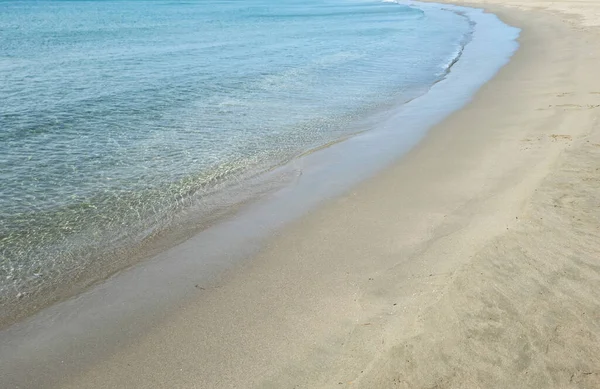 在潮湿的沙滩上平静的海水 空旷的沙滩 目的地是希腊的Cyclades岛 暑假模板 顶视图 — 图库照片