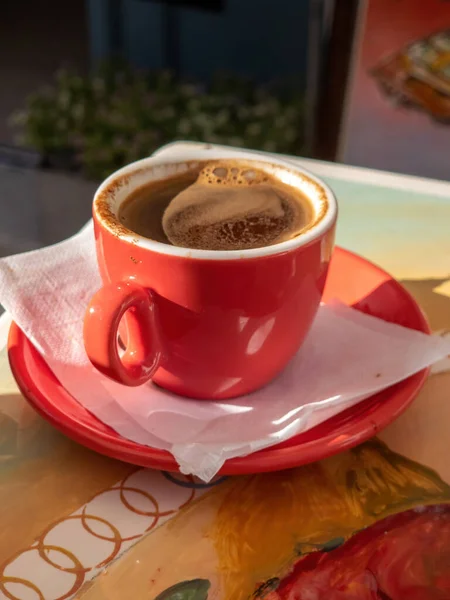 Ελληνικός Καφές Ελληνικός Καφές Τούρκος Σερβιρισμένος Αφρό Και Φυσαλίδες Στην — Φωτογραφία Αρχείου