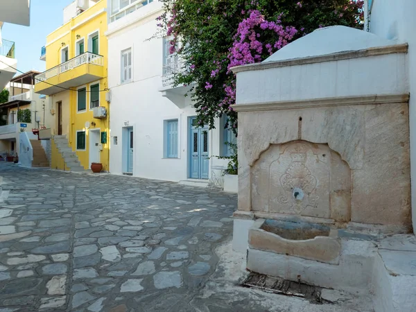 ギリシャのティノス島 コラ町 サイクラデス建築 伝統的な通り大理石の蛇口 石畳の通り ブーゲンビリア工場 — ストック写真