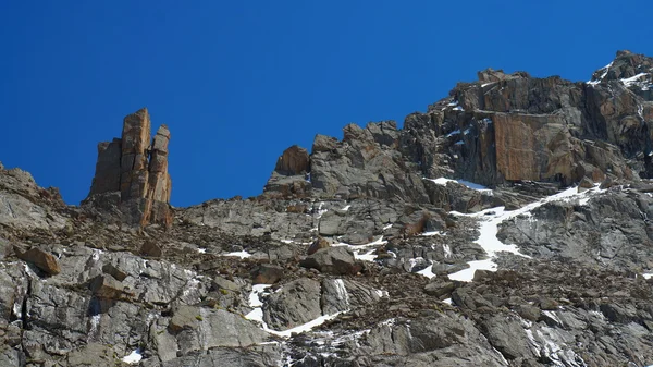 Benzer bir kule ve bir kare dağlarında Kırgız kaprisli kayalar — Stok fotoğraf
