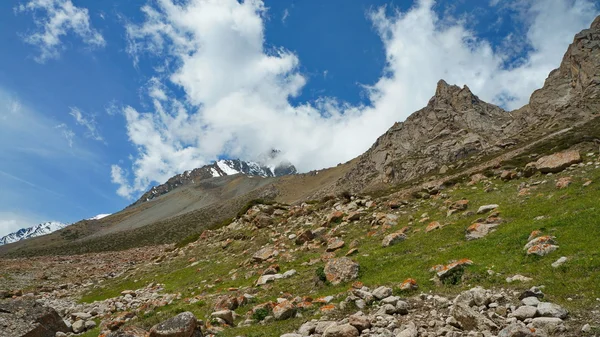 山、 石头、 石头和蓝蓝的天空 — 图库照片