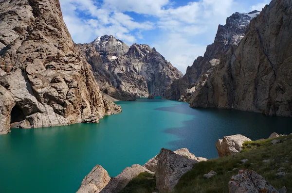 Kelsu mountain lake with turquoise colour of water and wonderful rocks and blue sky with clouds. — Stock Photo, Image