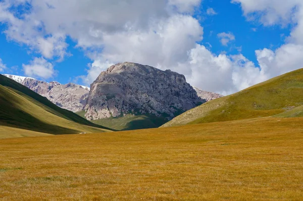 Wunderschöne Hügel, Felsen und ein farbenfroher dunkelblauer Himmel mit Wolken — Stockfoto