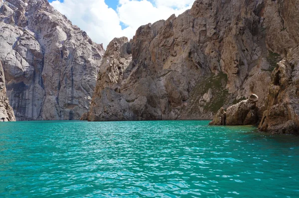 Wunderschöne Felsen und außergewöhnlicher Kelsu-Bergsee vor dem Hintergrund eines farbenfrohen dunkelblauen Himmels mit Wolken — Stockfoto