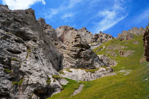 Rocks under blue sky with clouds near to Kelsu lake — Stock Photo, Image