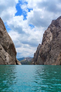 kelsu dağ gölü, koyu mavi gökyüzü ve bulutlar şaşırtıcı renk ve zarif kaya