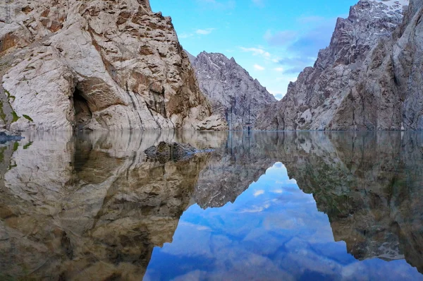 Zaskakujące skały znajdują odzwierciedlenie w wysokiej górskie jezioro i doskonały kolor nieba — Zdjęcie stockowe