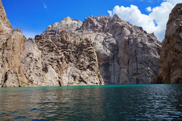 Wspaniałe wysokie skały zarówno wspaniały wysoki górskie jeziora, jak i błękitne niebo z chmurami — Zdjęcie stockowe