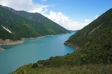 büyüleyici yüksek dağlar ve mavi gökyüzü arasında uzun göl