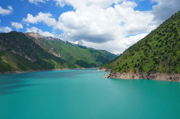 Faszinierender See mit hoher Küste und blauem Himmel mit erstaunlichen Wolken — Stockfoto