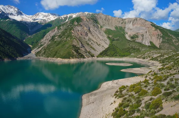 Increíble lago de montaña con hermosa isla y costa alta —  Fotos de Stock