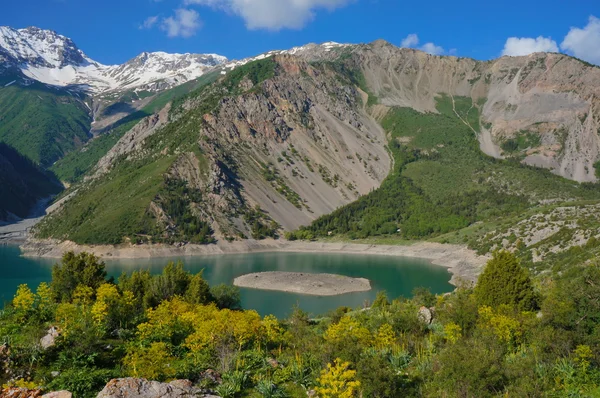 Wonderful mountain lake with high coast and beautiful island in the middle — Stock Photo, Image