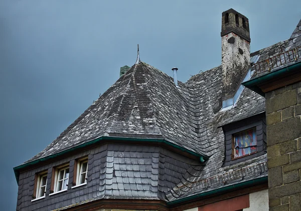 Tetto a Herborn, Germania. Vecchio lucernario, tegole, tubo . — Foto Stock