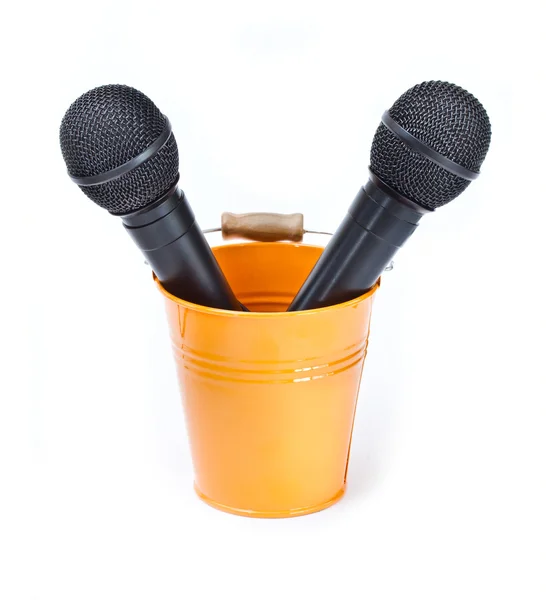 Twee microfoons in een emmer speelgoed. Stockfoto