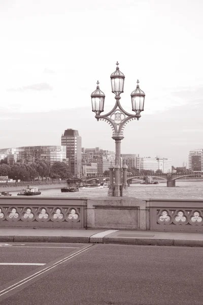 西敏寺大桥路灯杆上;伦敦 — 图库照片