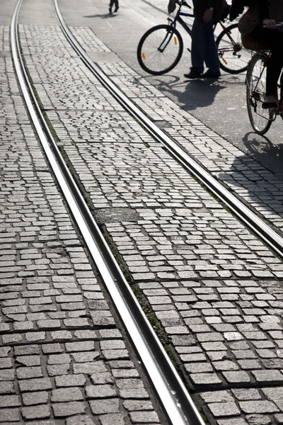 Frau radelt auf Straßenbahngleis, Genf — Stockfoto