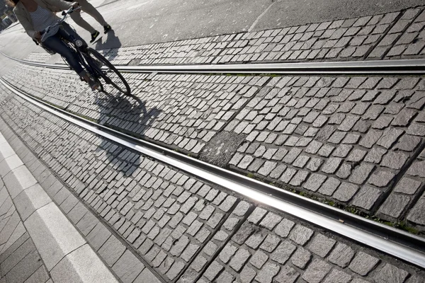 Vrouw fietsen op de tram rails, Genève — Stockfoto